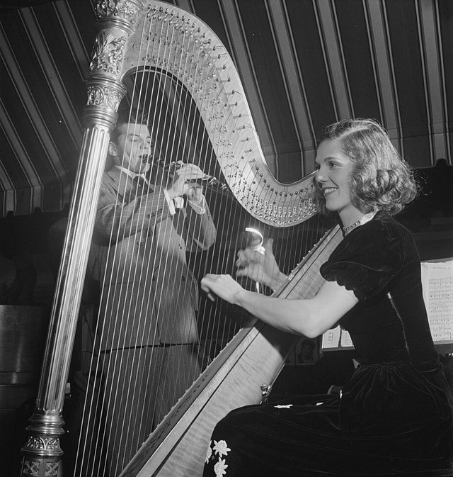 Joe Marsala et son épouse l’harpiste Adele Girard, au club de jazz l’Hickory House, New York, N.Y., vers 1947.