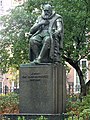 Standbeeld Johan van Oldenbarnevelt in Den Haag aan de Lange Vijverberg. Onthuld in 1954 en gemaakt door Oswald Wenckebach.