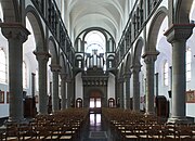 Middenbeuk (achteraanzicht), portaal, doksaal en orgel.