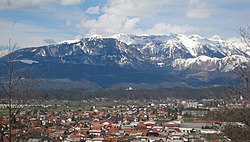 pogled na naselja Duplicu i Nožice (u pozadini Kamniške Alpe)