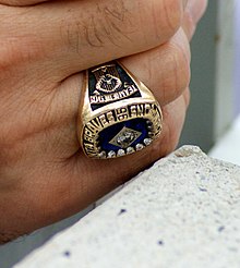 Ένα δαχτυλίδι που δωρίζεται στα μέλη των νικητήριων ομάδων σε επαγγελματικά αθλητικά πρωταθλήματα καθώς και σε τουρνουά κολλεγίων στην Αμερική.