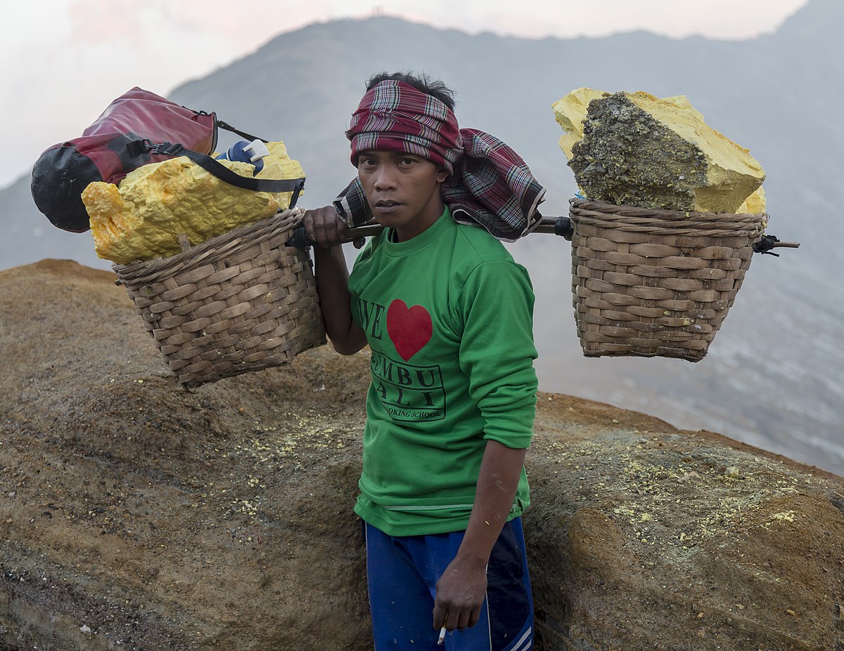 Ficheiro:Beekeeping at Kawah Ijen, Indonesia.jpg – Wikipédia, a