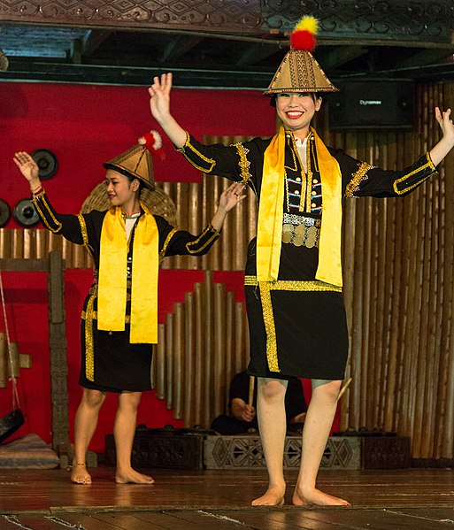Tập tin:KgKuaiKandazon Sabah Monsopiad-Cultural-Village-DansePerformance-10.jpg