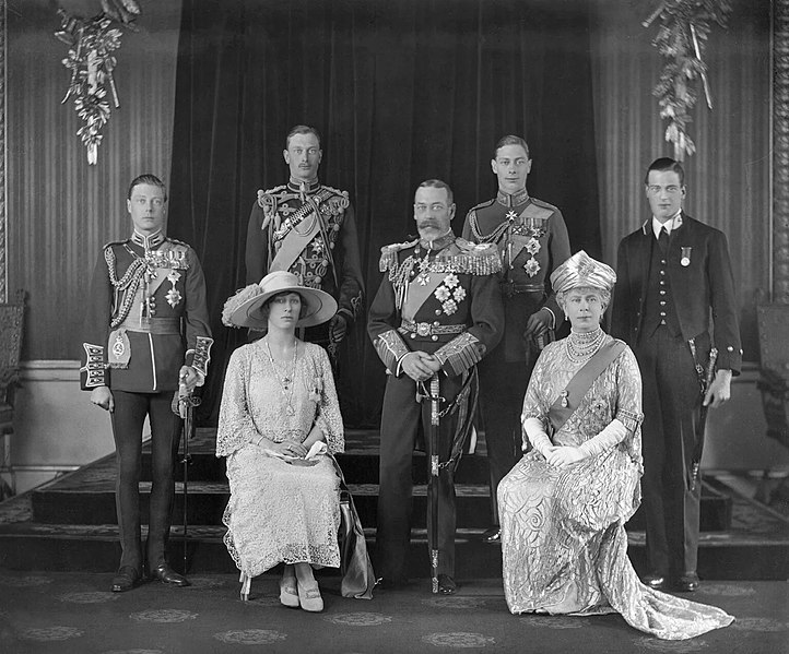 722px-King_George_V_with_his_family.jpg