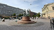 Un panorama de l'estàtua dels tres ferrers a Helsinki