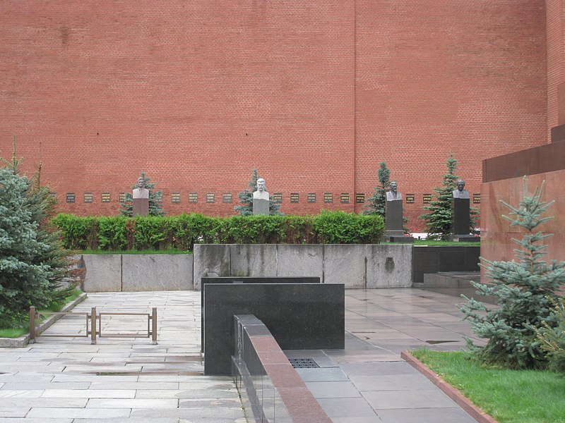 File:Kremlin Wall Necropolis.jpg