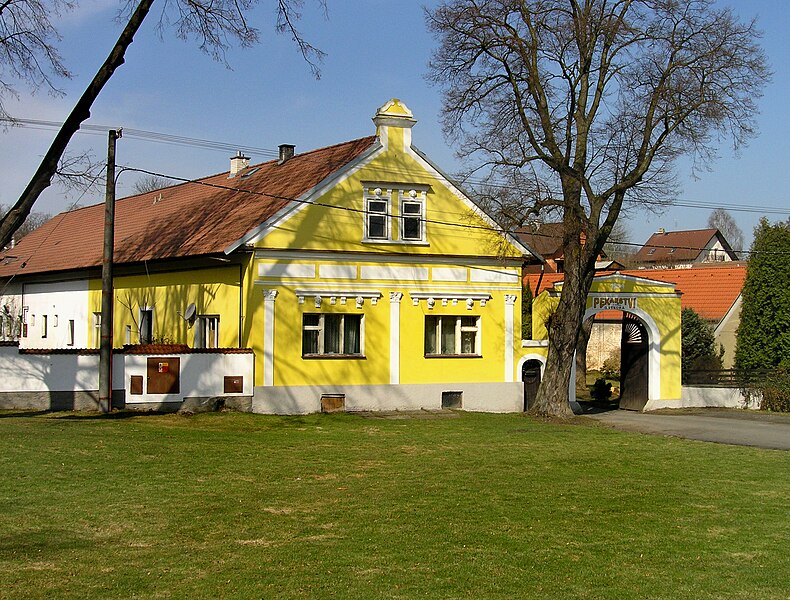 File:Kyšice, old farm.jpg