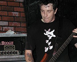 Bassist Larry Boothroyd trad in 2004 live op met de Victims Family.