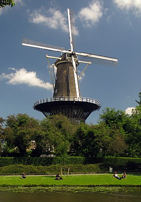 Hoe gaan naar De Valk (Leiden) met het openbaar vervoer - Over de plek