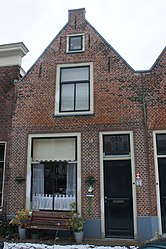 Een van de gemeentelijke monumenten aan de straat