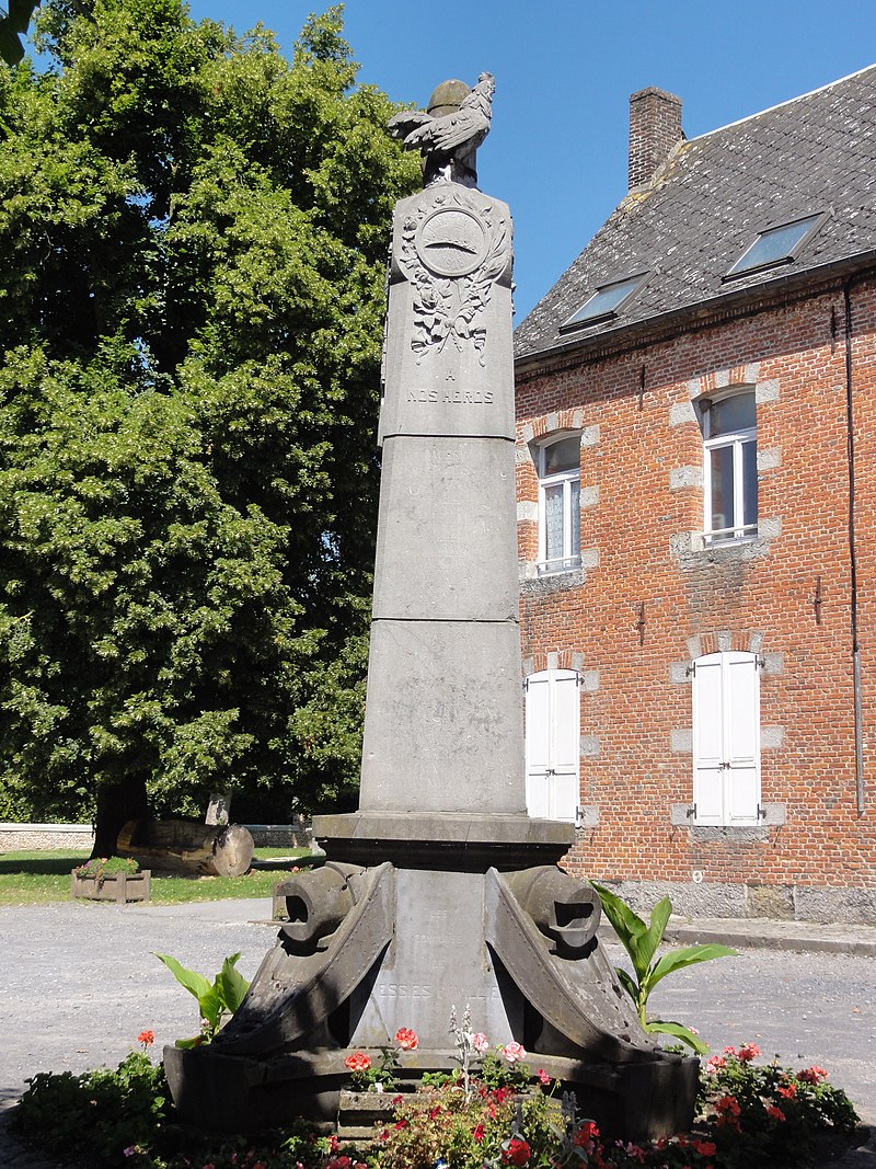 Liessies (Nord, Fr) monument aux morts.jpg