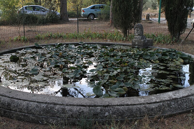 File:Lourmarin 20111015 19.jpg