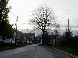 Lovrečka Varoš, glavna cesta kroz selo