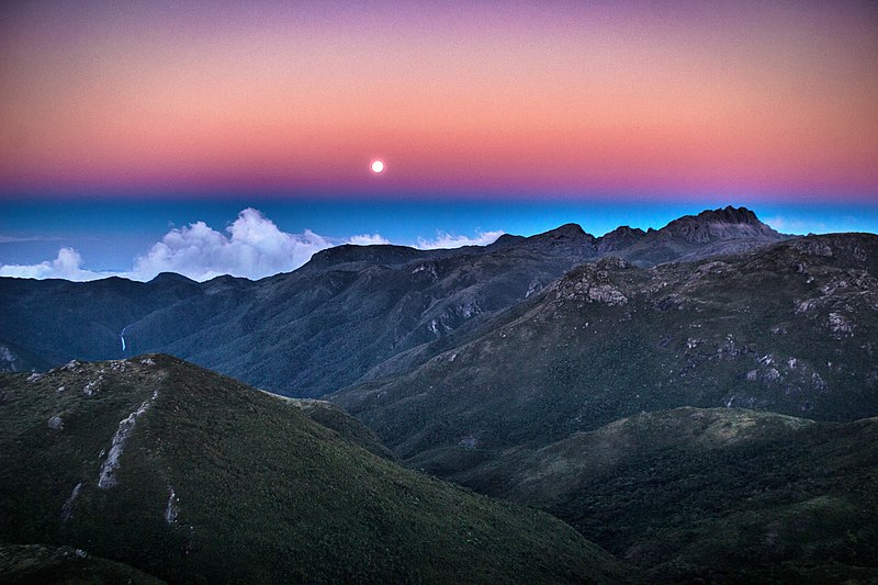 File:Lua e pôr do sol no Parque Nacional do Itatiaia.jpg