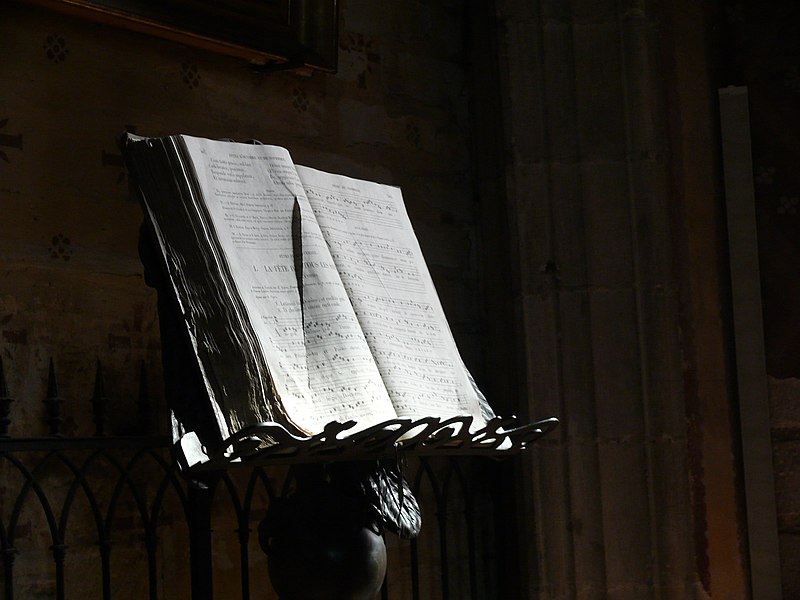 File:Lutrin XVIIe dans l'église Notre-Dame-la-Grande.JPG