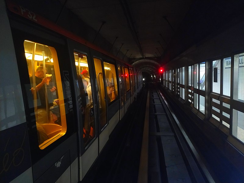 File:Métro Bagatelle - Arrêt d'un VAL 208.jpg