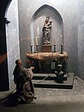 De edelman die het beeld aan de franciscanen schonk, treedt zelf in het klooster