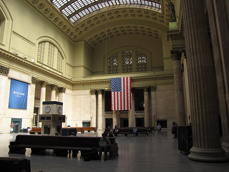 File:Main hall at Chicago Union Station.jpg