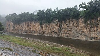 길안천 절벽에 드러난 만안자암 단애 절벽 북위 36° 20′ 46.8″ 동경 128° 59′ 45.5″﻿ / ﻿북위 36.346333° 동경 128.995972° ﻿ / 36.346333; 128.995972