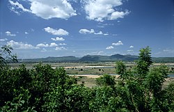 ヨラからマンダラ山脈を望む風景