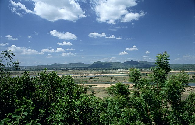 Cidade de Yola e as montanhas ao fundo