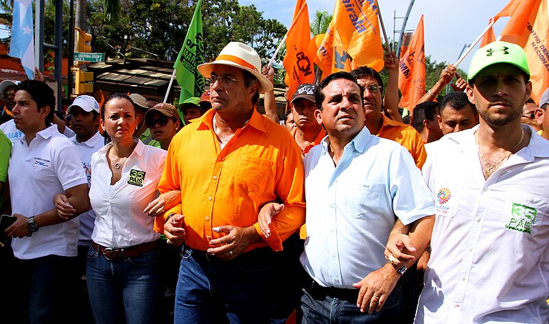 File:Marchas Primero de Mayo - Guayaquil - Marcha oficialista.jpg