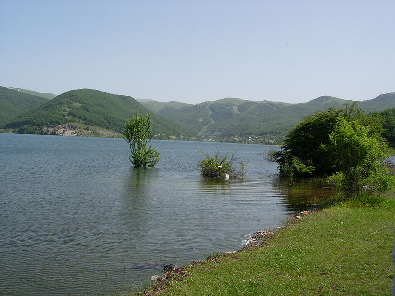 File:Mavrovsko-ezero.jpg