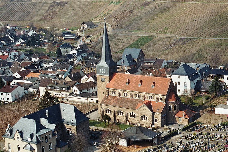 File:Mayschoß, Kirche St. Nikolaus und Rochus, Kindergarten.jpg