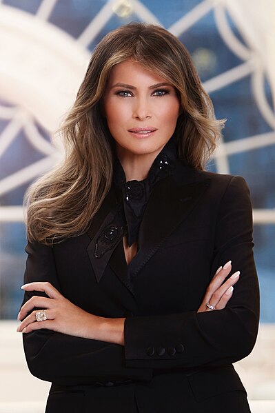 Fichier:Melania Trump official portrait.jpg