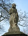 Stadtfriedhof St. Maximi in Merseburg: Skulptur Totengräber (Kopie, restauriertes Original im Museum) von Christian Trothe (um 1727), auf einem Pfeiler des Tores von der I. zur II. Abteilung des Friedhofs