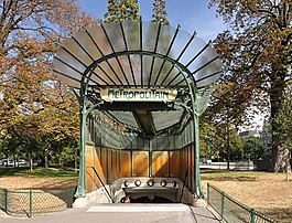 Édicule Guimard de la station de métro Porte Dauphine, dans le 16e arrondissement de Paris. (définition réelle 3 634 × 2 770)