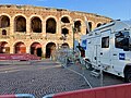 Mezzi di trasmissione RAI, all'esterno dell'arena di Verona in piazza Bra