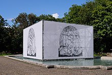 Der von Melián mit einer Arbeit von Maria Luiko verhüllte Neptunbrunnen im Alten Botanischen Garten, 2022