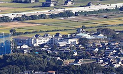 北側の天王山から望む美濃市立中有知小学校（2018年9月28日撮影）