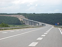Näkymä moottoritien sillalle jalkakäytävältä