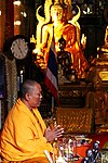 Thajský mnich recitující posvátné texty
