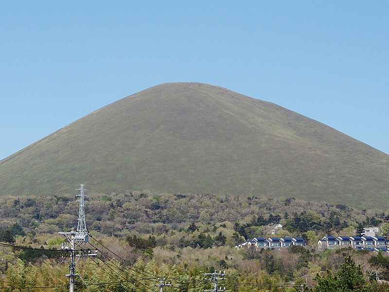 File:Mount Omuro (Izu Peninsula) 20100426.jpg