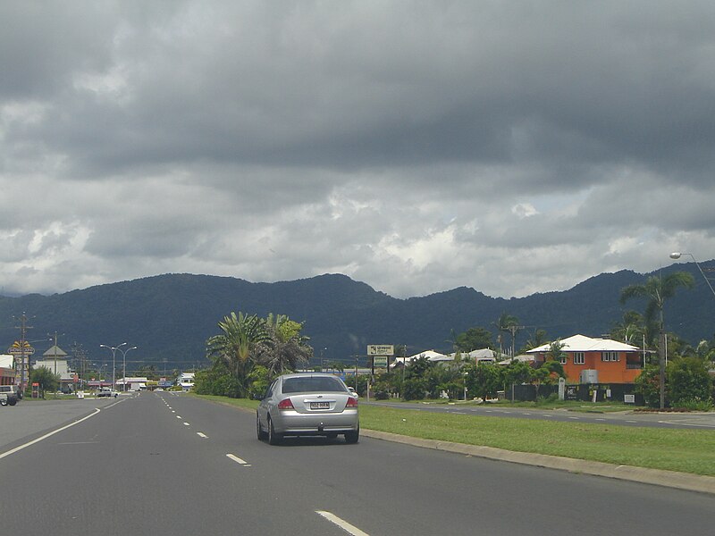 File:Mulgrave Road in the Cairns suburb of Bungalow.jpg