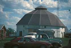 NEILS NIELSEN ČTYŘNÁSTROČNÍ BARN FARM.jpg