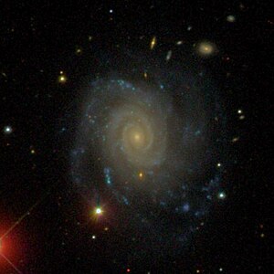 NGC 4653 mit LEDA 1140869m (ro)[1] SDSS-Aufnahme