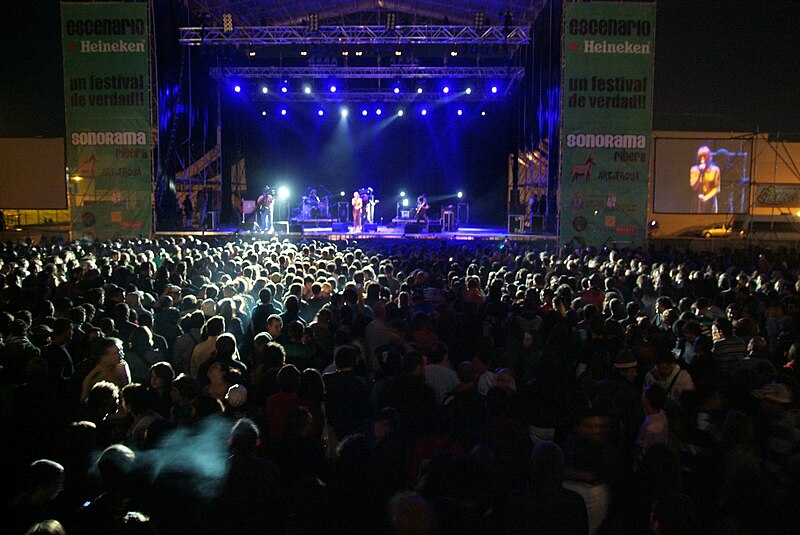 File:Najwajean Najwa Nimri y Carlos Jean en el Festival Sonorama 2008.jpg