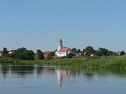 Fronleichnamskirche in Suraż vom Flussufer Narew aus gesehen