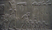 Gambaran dekat Palet Narmer, Firaun Narmer dengan mahkota