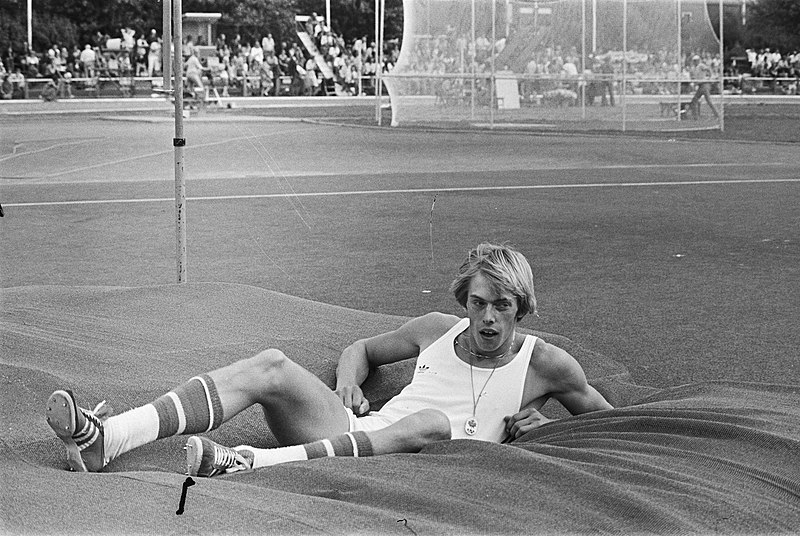 File:Nederlandse Atletiekkampioenschappen Den Haag , Ruud Wielart na de sprong, Bestanddeelnr 928-7400.jpg