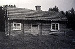 Halmtak av nordsvensk typ på hus i Tobo, Östervåla socken.