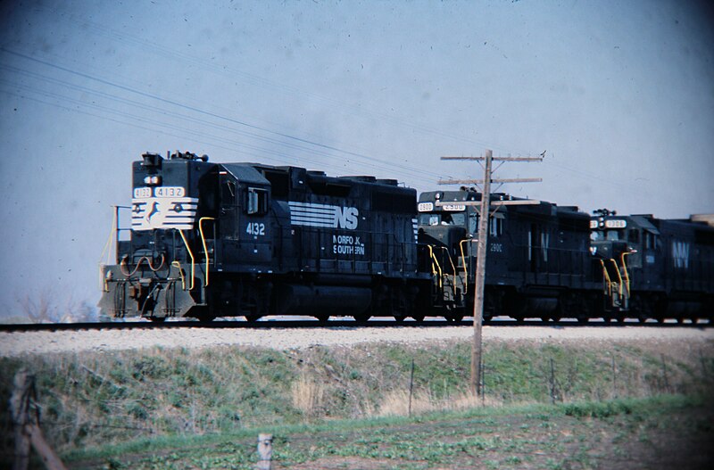 File:Norfolk Southern NS 4132, NW 2900, & NW 1306 (10567943854).jpg