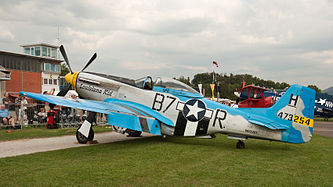 English: North American P-51D Mustang Louisiana Kid (reg. N6328T, cn 4473254, built in 1944). Engine: Pkrd-roll V1650 SERIES (1590 hp). Deutsch: North American P-51D Mustang Louisiana Kid (Reg. N6328T, cn 4473254, Baujahr 1944). Motor: Pkrd-roll V1650 SERIES (1590 PS).