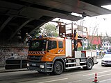 Oberleitungsarbeiten der Freiburger Verkehrs AG in der Heiliggeiststraße unter der Brücke der Breisacher Bahn