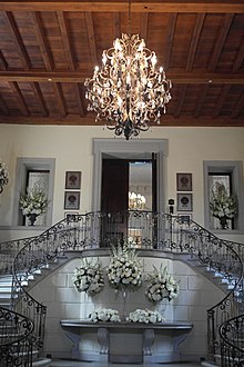 Main staircase Oheka Castle (3).JPG