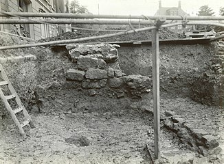 Scavi del 1933. Il muro di pietra proviene da una caserma